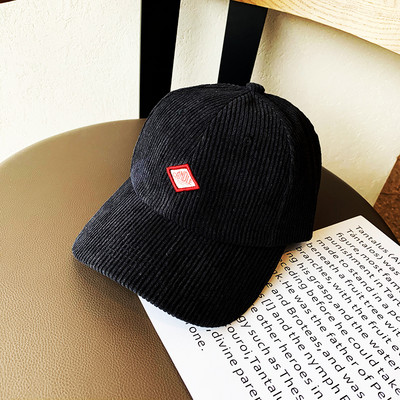 Retro stílusú női sapka emblémával