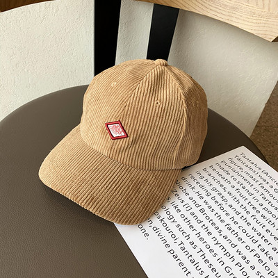 Retro stílusú női sapka emblémával