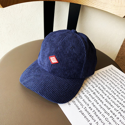 Retro stílusú női sapka emblémával