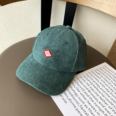 Retro stílusú női sapka emblémával