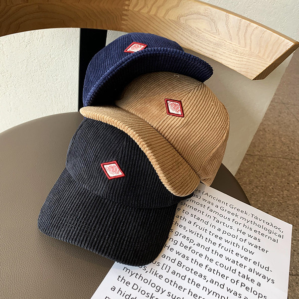 Retro stílusú női sapka emblémával