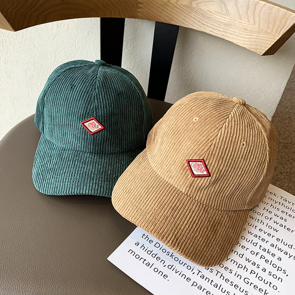 Retro stílusú női sapka emblémával