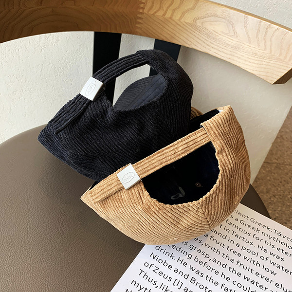 Retro stílusú női sapka emblémával