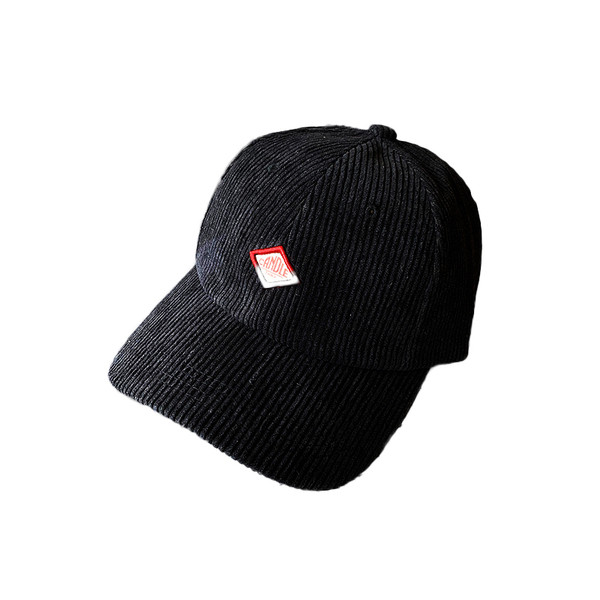 Retro stílusú női sapka emblémával