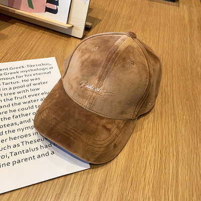 Alkalmi női bársonysapka hímzéssel