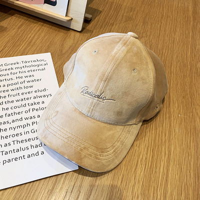 Alkalmi női bársonysapka hímzéssel