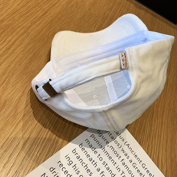 Alkalmi női bársonysapka hímzéssel