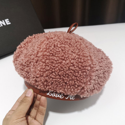 Plüss női sapka öt színben felirattal