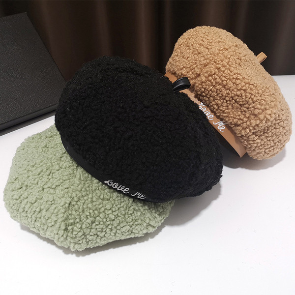 Plüss női sapka öt színben felirattal