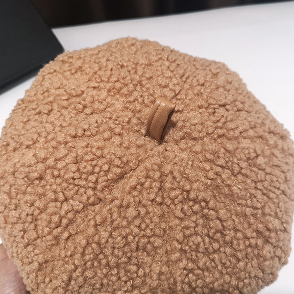 Plüss női sapka öt színben felirattal