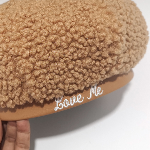 Plüss női sapka öt színben felirattal