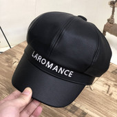 Aktuális női sapka eko bőrből, napellenzővel és fekete felirattal