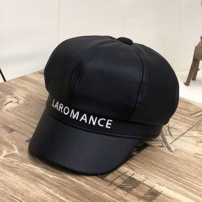 Aktuális női sapka eko bőrből, napellenzővel és fekete felirattal