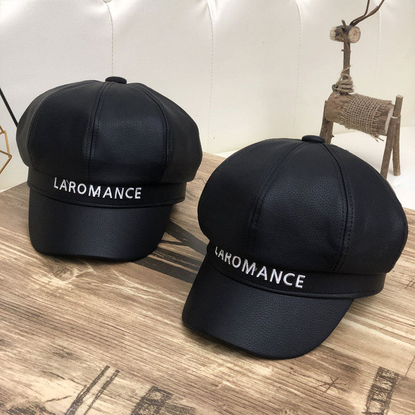 Aktuális női sapka eko bőrből, napellenzővel és fekete felirattal