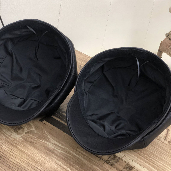 Aktuális női sapka eko bőrből, napellenzővel és fekete felirattal