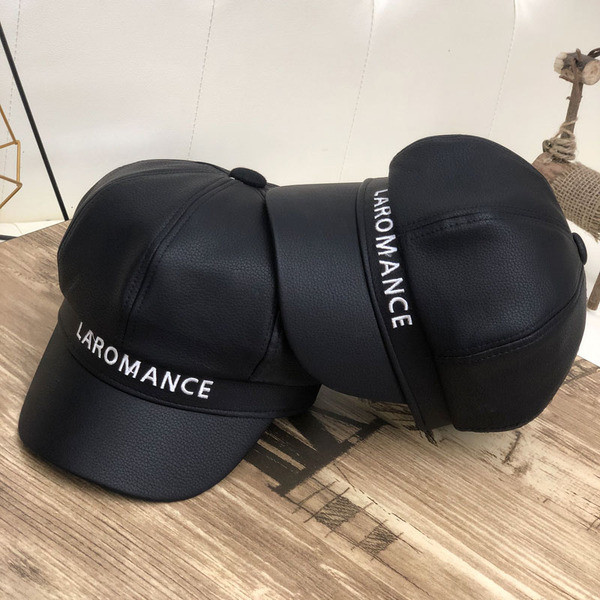 Aktuális női sapka eko bőrből, napellenzővel és fekete felirattal