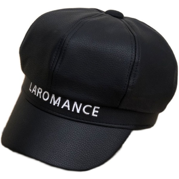 Aktuális női sapka eko bőrből, napellenzővel és fekete felirattal