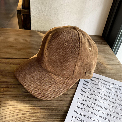 Új modell női sapka napellenzővel és emblémával