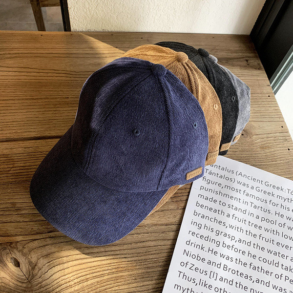 Új modell női sapka napellenzővel és emblémával