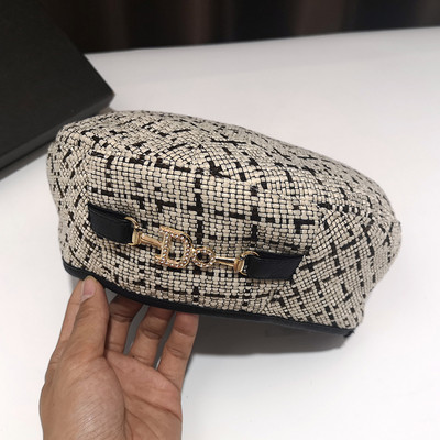 Téli női sapka fém díszítéssel