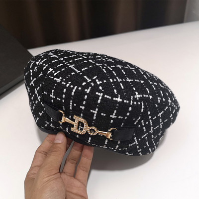 Téli női sapka fém díszítéssel