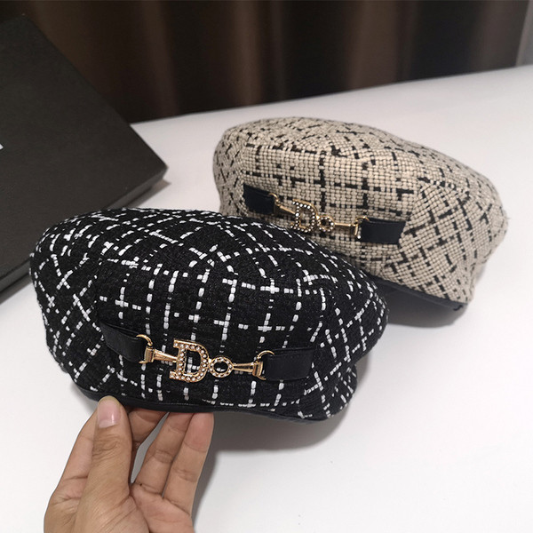 Téli női sapka fém díszítéssel