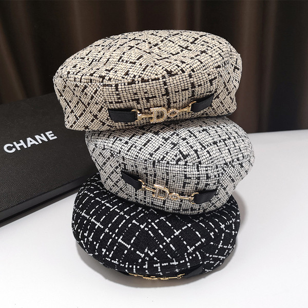 Téli női sapka fém díszítéssel