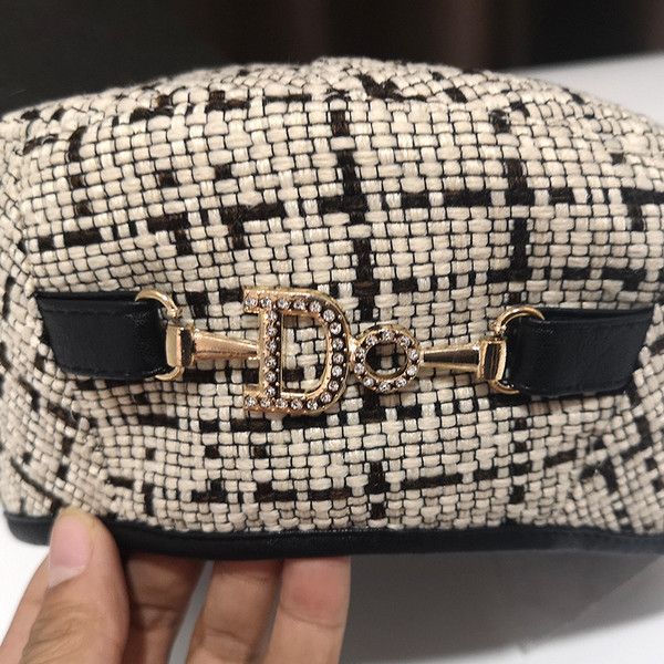 Téli női sapka fém díszítéssel