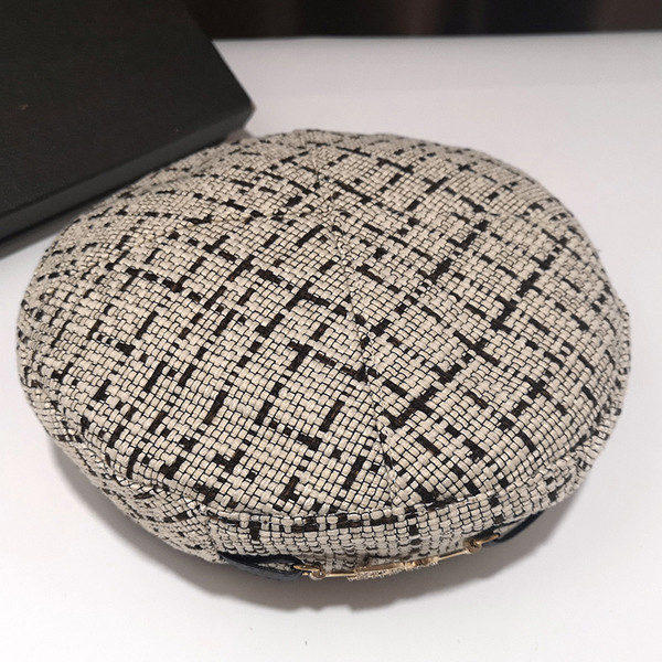 Téli női sapka fém díszítéssel