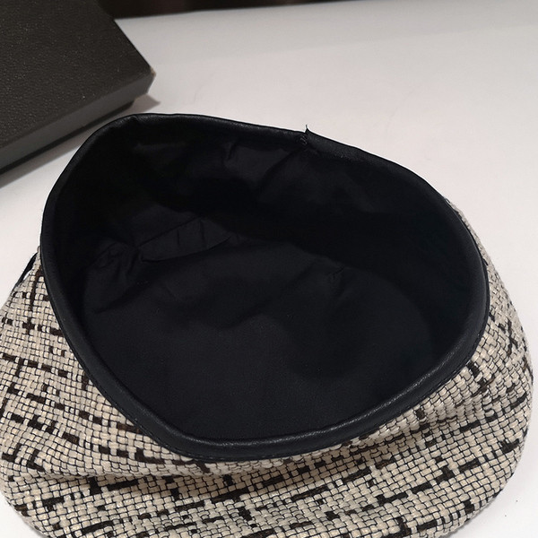 Téli női sapka fém díszítéssel