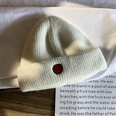 Mindennapi női téli sapka hímzéssel