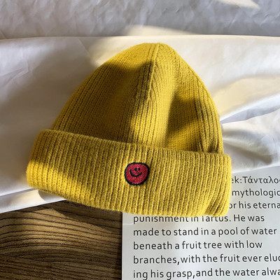 Mindennapi női téli sapka hímzéssel