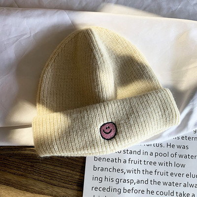 Mindennapi női téli sapka hímzéssel