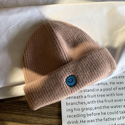 Mindennapi női téli sapka hímzéssel