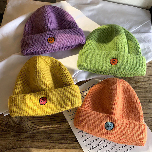 Mindennapi női téli sapka hímzéssel