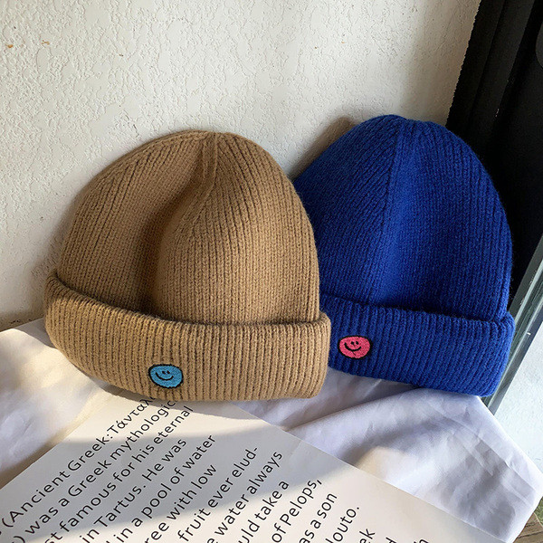 Mindennapi női téli sapka hímzéssel