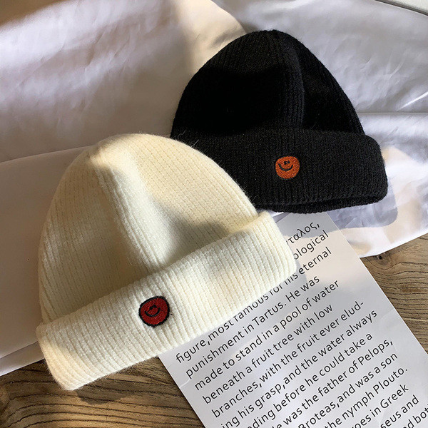 Mindennapi női téli sapka hímzéssel