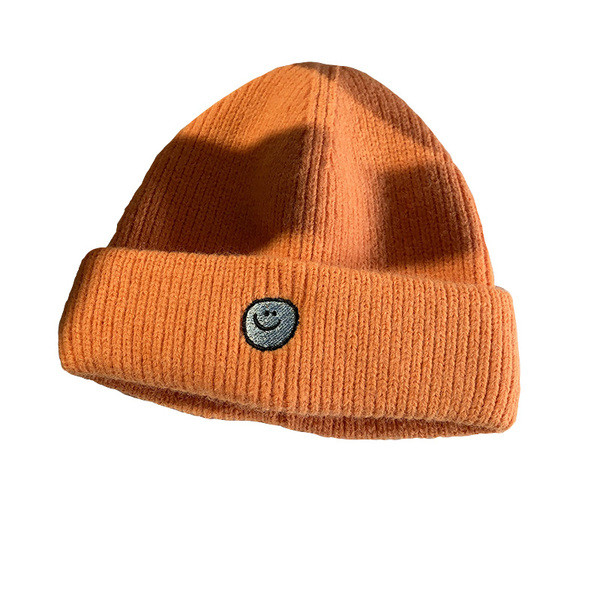 Mindennapi női téli sapka hímzéssel