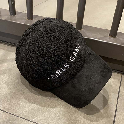 Női gyapjú sapka napellenzővel