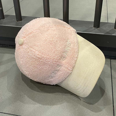 Női gyapjú sapka napellenzővel