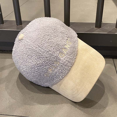 Női gyapjú sapka napellenzővel