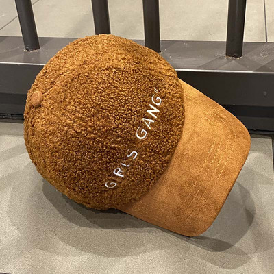 Női gyapjú sapka napellenzővel