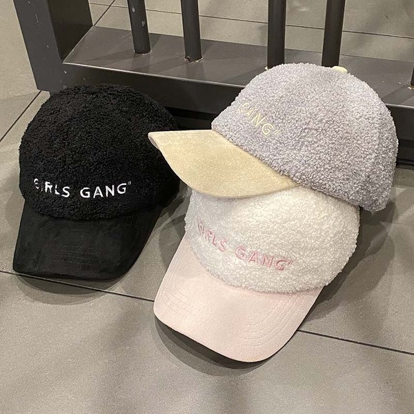 Női gyapjú sapka napellenzővel