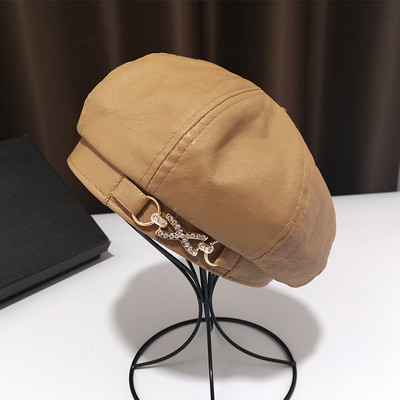 Női bőr kalap fém díszítéssel, négy színben