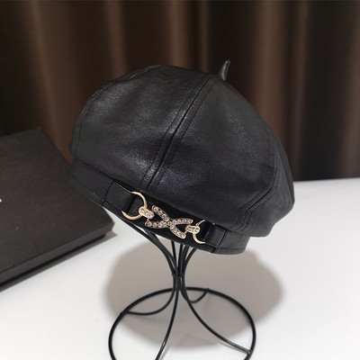 Női bőr kalap fém díszítéssel, négy színben