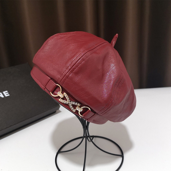 Női bőr kalap fém díszítéssel, négy színben