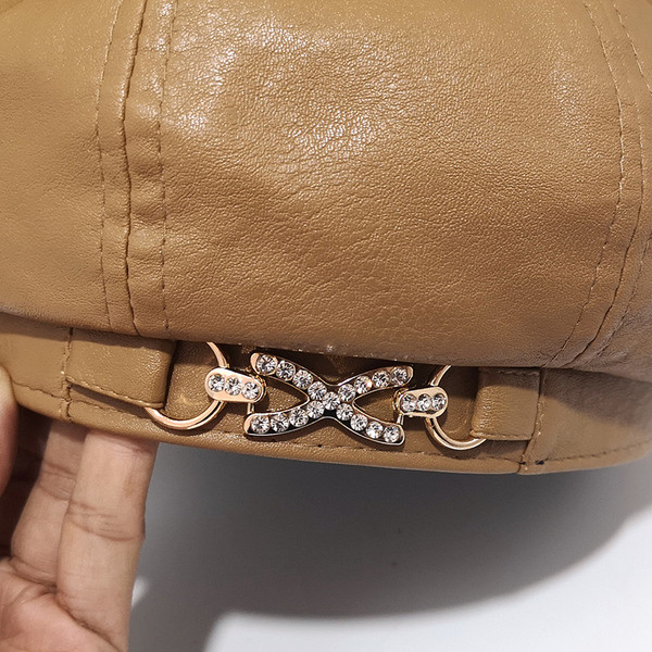 Női bőr kalap fém díszítéssel, négy színben