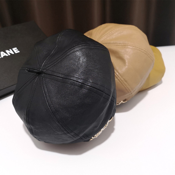 Női bőr kalap fém díszítéssel, négy színben