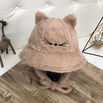 Női pehelysapka 3D elemekkel és hímzéssel