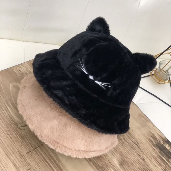 Női pehelysapka 3D elemekkel és hímzéssel